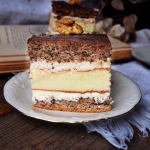 Sernik orzechowy z kremem