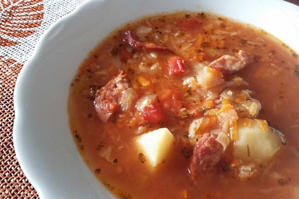 Zupa z białej kapusty i pomidorów