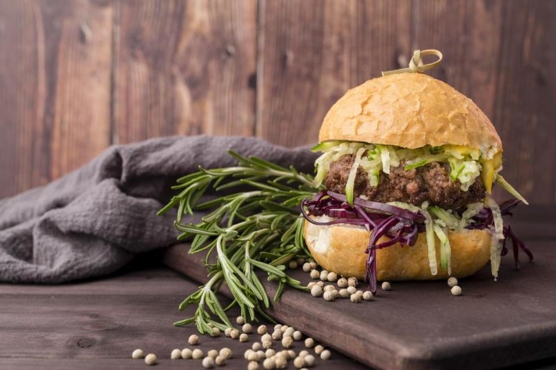 Przepis na pyszny dymowy burger wołowy!