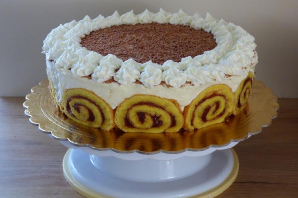 Tort na roladzie z bananami