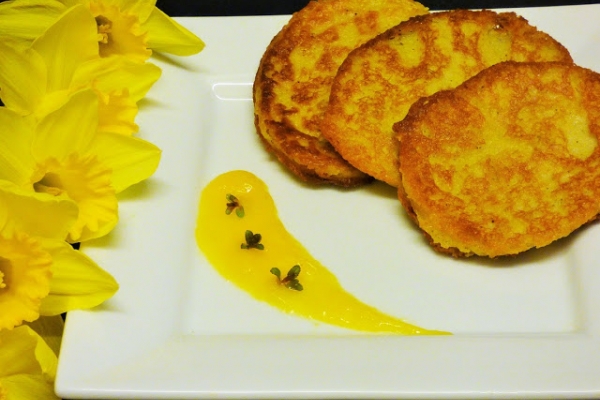 Placuszki jaglane z bananem i musem z mango