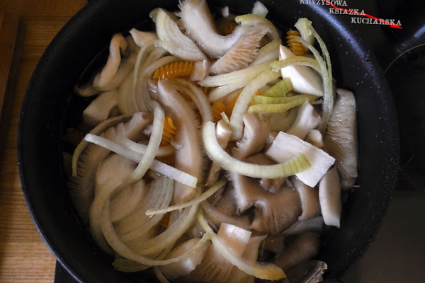 Jednogarnkowy Stroganoff z boczniaków