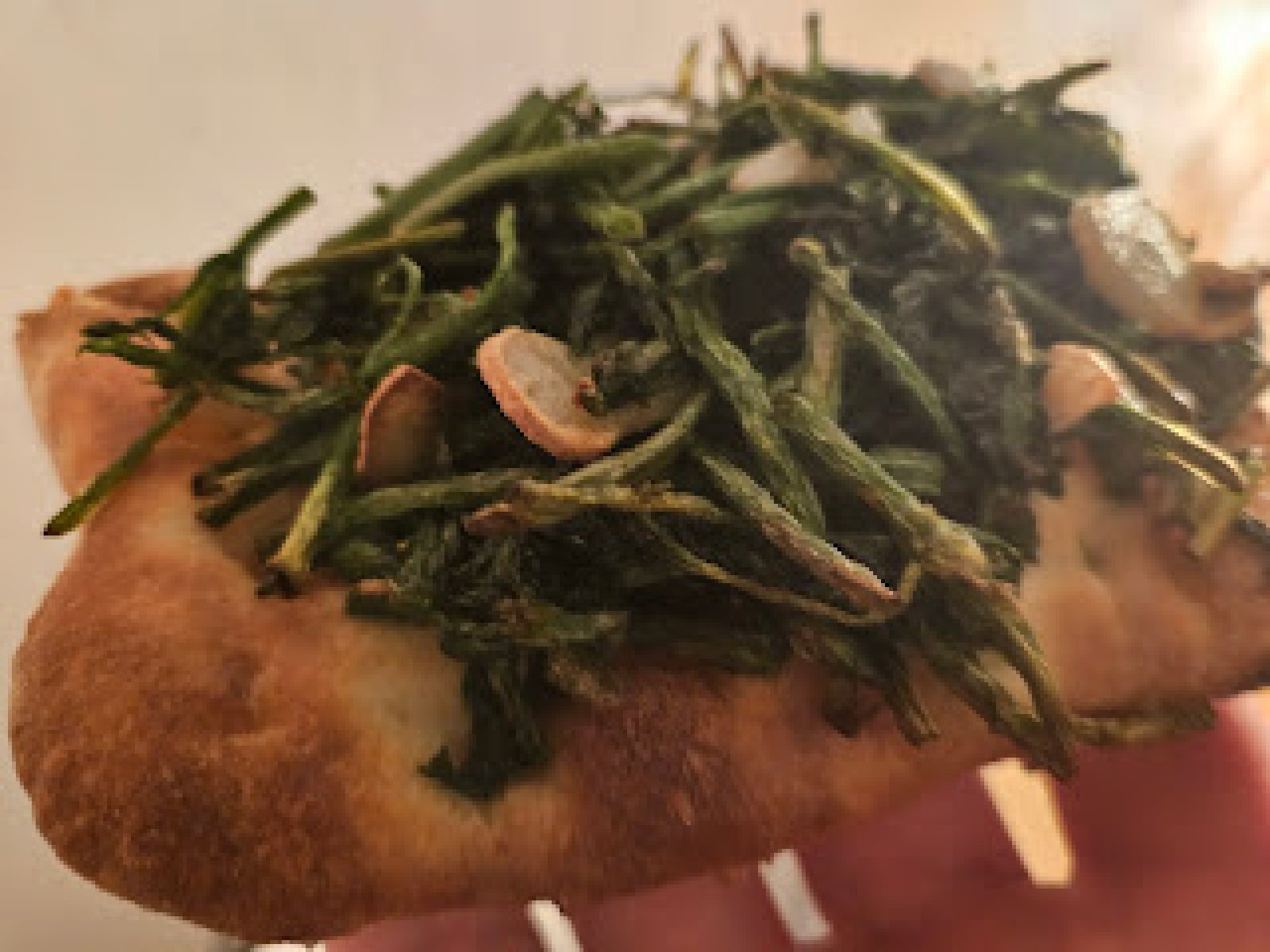 Pinsa z pędami chmielu