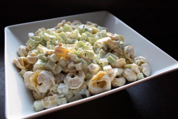 Sałatka z tortellini i serem pleśniowym