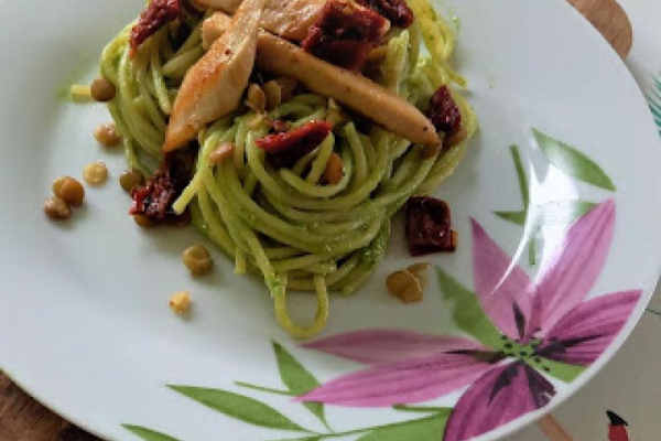 Spaghetti z soczewicą i suszonymi pomidorami w pesto brokułowym