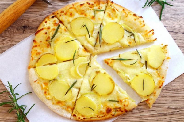 Pizza z młodymi ziemniakami i rozmarynem