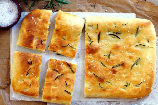 Focaccia z rozmarynem i solą morską