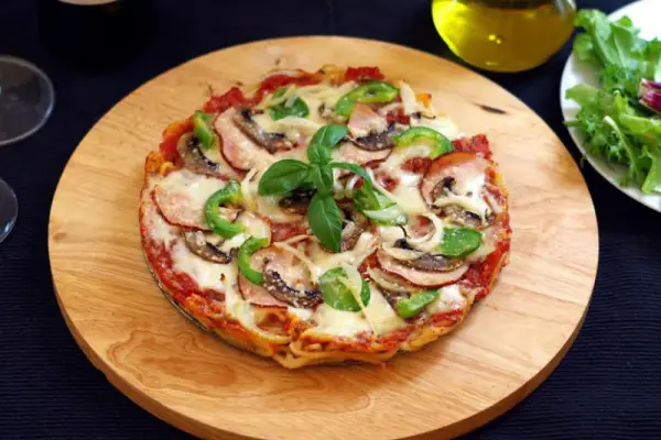 „Pizza” na spodzie z makaronu