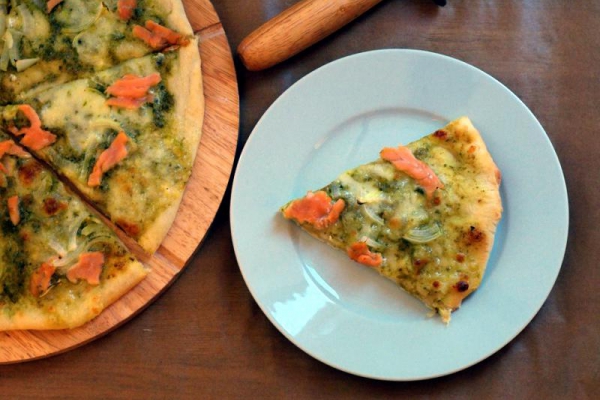 Pizza z pesto i łososiem