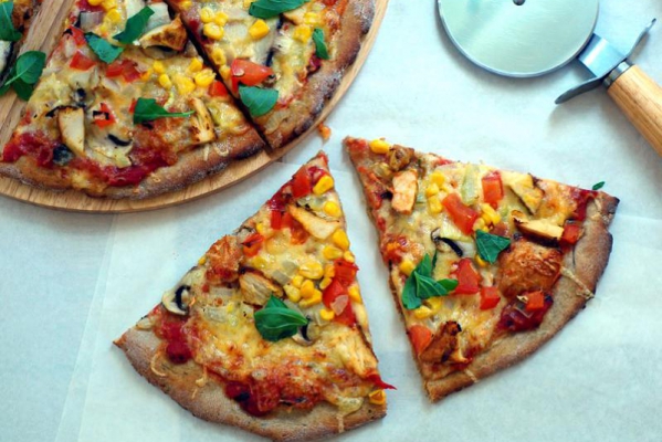 Pizza na cieście razowym