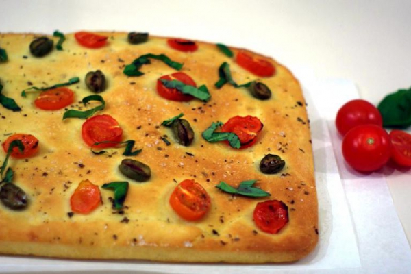 Focaccia z oliwkami i pomidorami