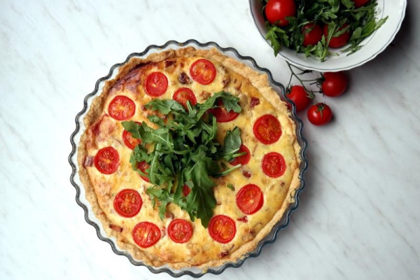 Tarta z mascarpone, cebulą i kiełbasą