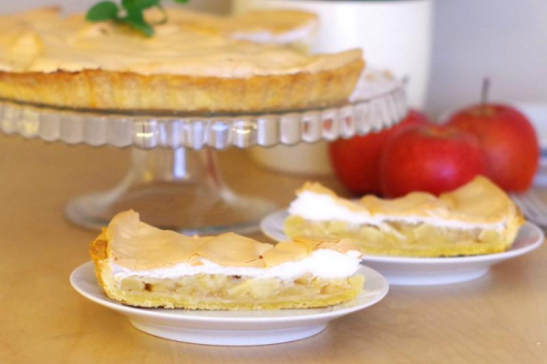 Tarta z jabłkami i bezą