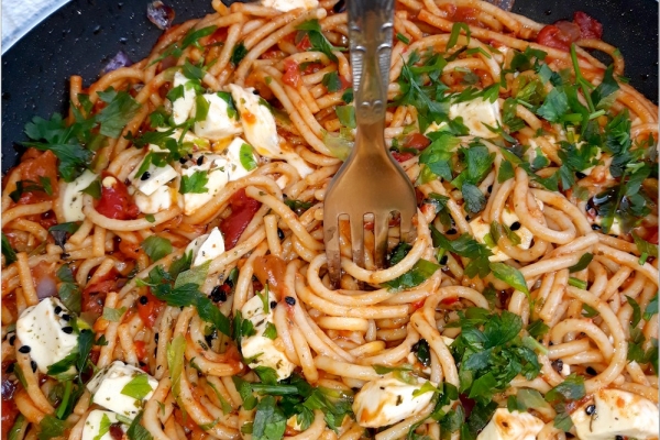 Spaghetti w paprykowo-pomidorowym sosie z serem owczym od Owcza Kraina