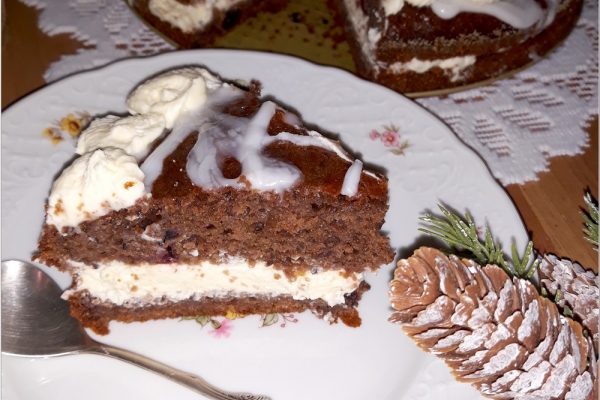 Świąteczny piernikowy tort z cytrynowym kremem i wisienkami