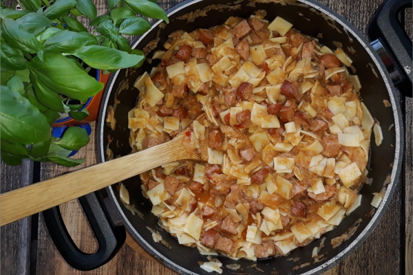 Obiadowy garnek – paprykowe łazanki z dużą ilością kiełbasy i pastą warzywną