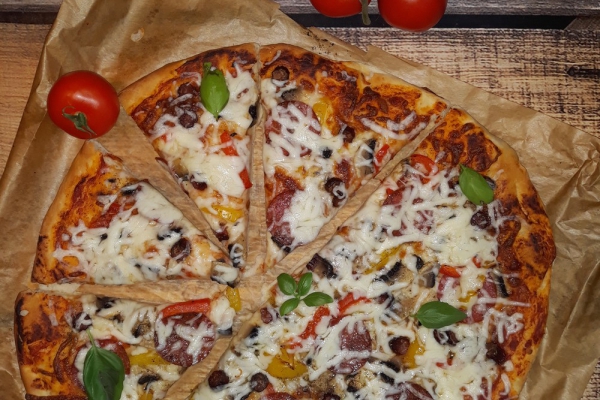Pizza z salami i papryką – pizza jak z pizzerii