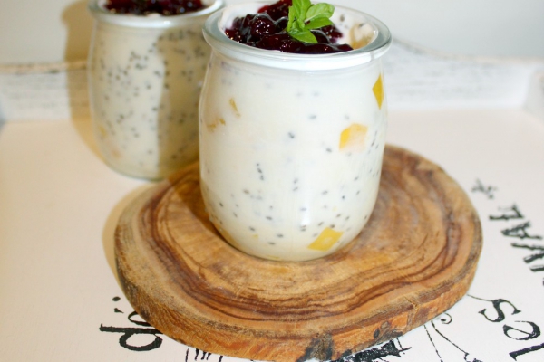Lekki deser z mango i chia na domowym jogurcie