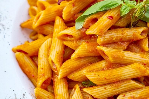 Makaron z czerwonym pesto