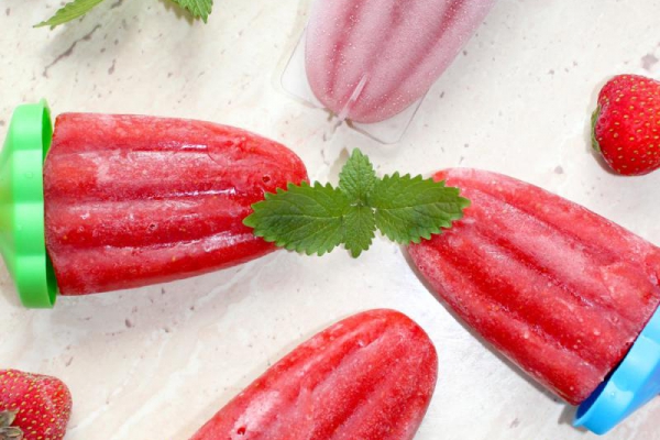 Truskawkowe lody na patyku