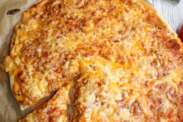 Pizza z sosem bolognese