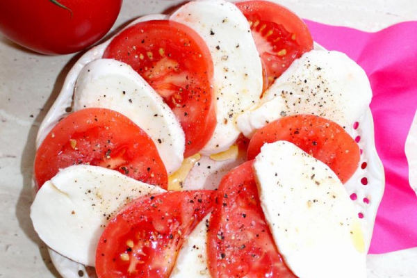 Pomidory z mozzarellą i olejem czosnkowym