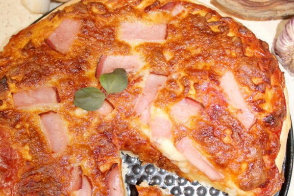 Prosta pizza z minimalnej ilości składników