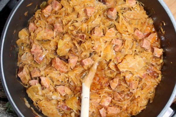 Prosty bigos z kiszonej kapusty z kiełbasą i suszonymi grzybami