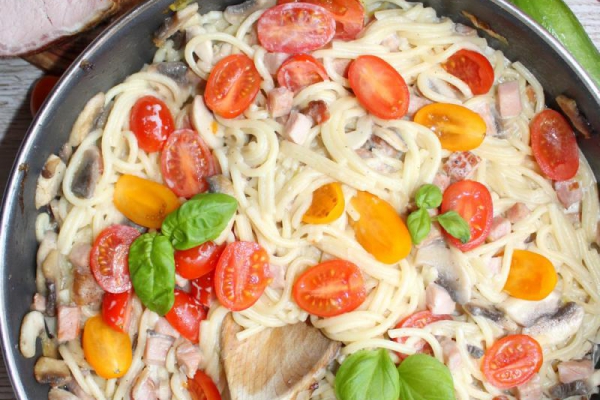 Spaghetti z polędwicą wiejską i pomidorkami