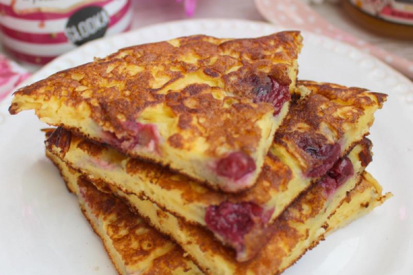 Jogurtowy omlet z owocami