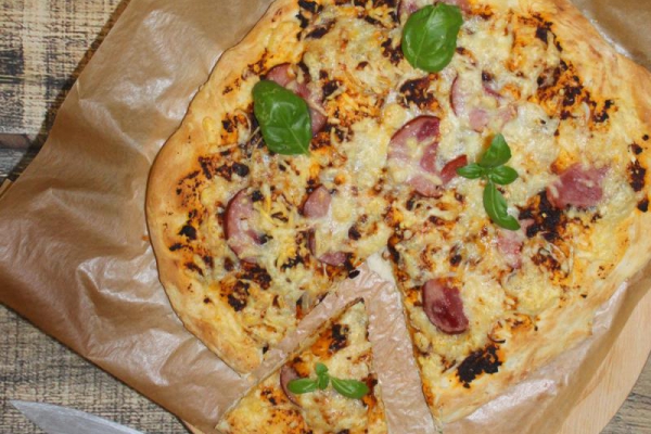 Pizza z pesto z suszonych pomidorów