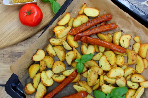 Pieczone ziemniaki, wege kiełbaski oraz zapiekana soczewica i kasza jaglana