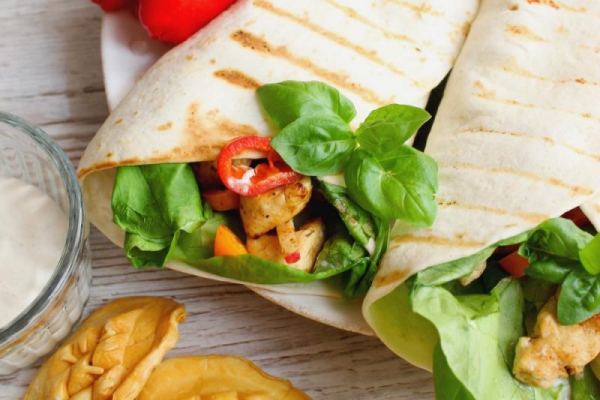 Tortilla z grillowanym kurczakiem i oscypkiem