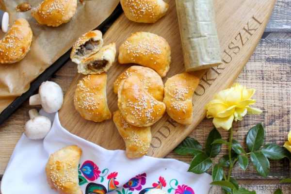 Pierożki drożdżowe z pasztetową i pieczarkami
