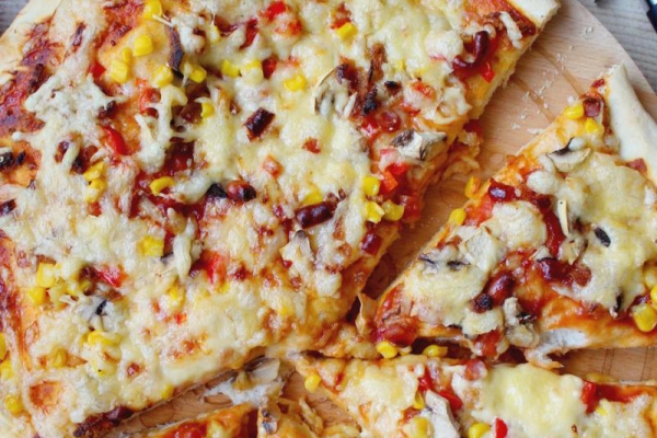 Domowa pizza i sos czosnkowy