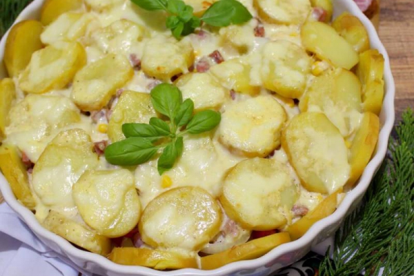 Obiadowa zapiekanka z kiełbasą, ziemniakami i papryką