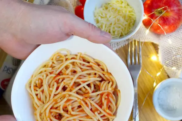 Spaghetti z prostym aromatycznym sosem
