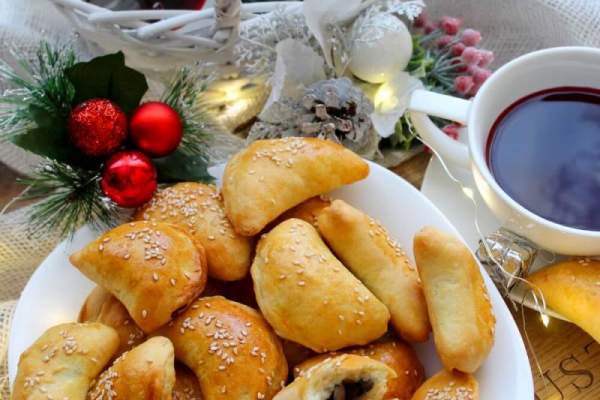 Drożdżowe pierogi z pieczarkami do barszczu czerwonego