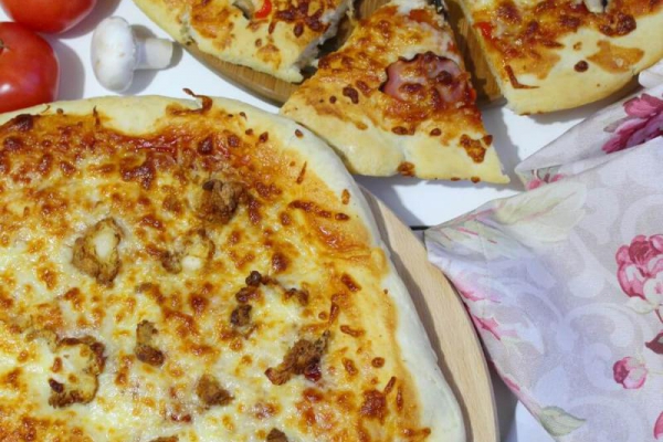 Pizza rodzinna – dwie wersje