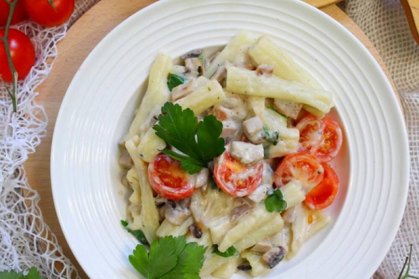 Makaron z szynką, pieczarkami i pomidorkami w sosie śmietanowym