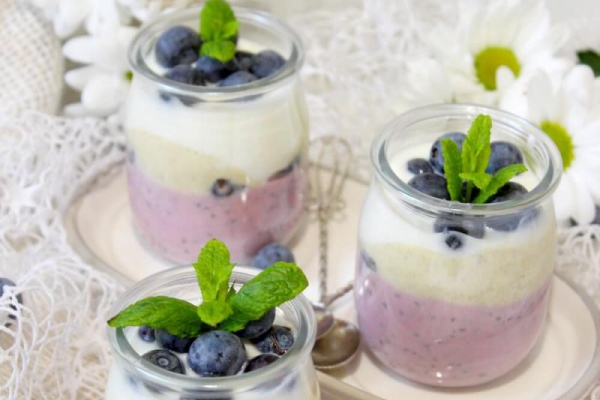 Owocowy pudding chia z warstwą pistacjową i borówkami
