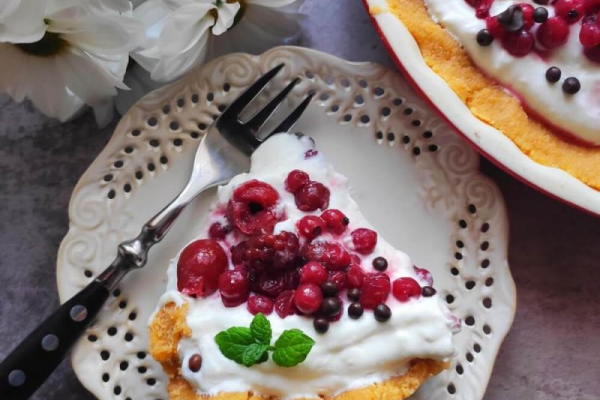 Tarta bez pieczenia z śmietanowo-serowym kremem i owocami