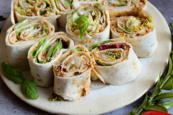 Roladki z tortilli z czerwonym pesto – znakomita przekąska!