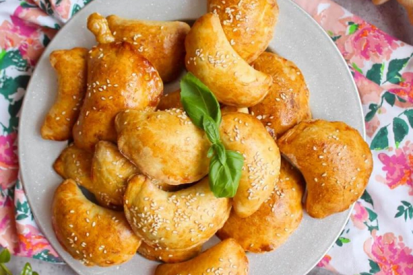 Pieczone pierogi z drobiowym farszem