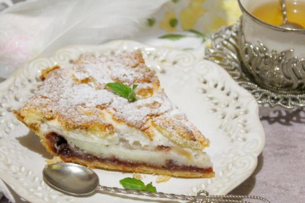 Tarta ze słodką pianką, jabłkami i malinowym dżemem