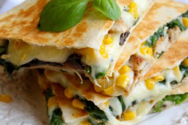 Quesadilla z kurczakiem, pieczarkami i kukurydzą