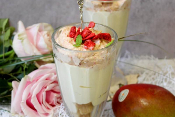 Kremowy deser mango truskawka