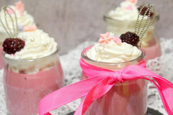 Jeżynowa panna cotta w słoiczkach