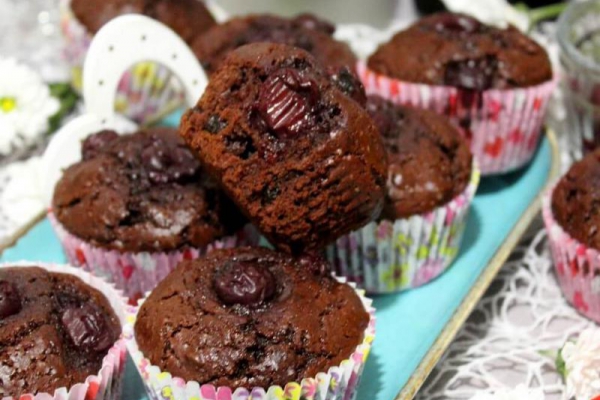Babeczki brownie z wiśniami