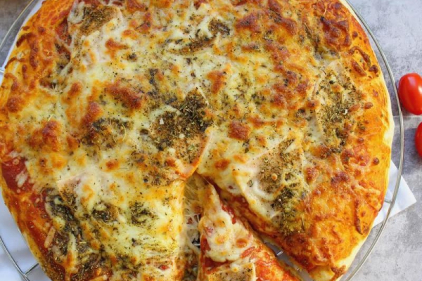 Pizza z kamienia – przepis na puszystą domową pizze